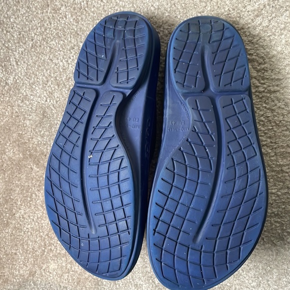 OOFOS unisex navy blue slides sandals - Picture 8 of 9
